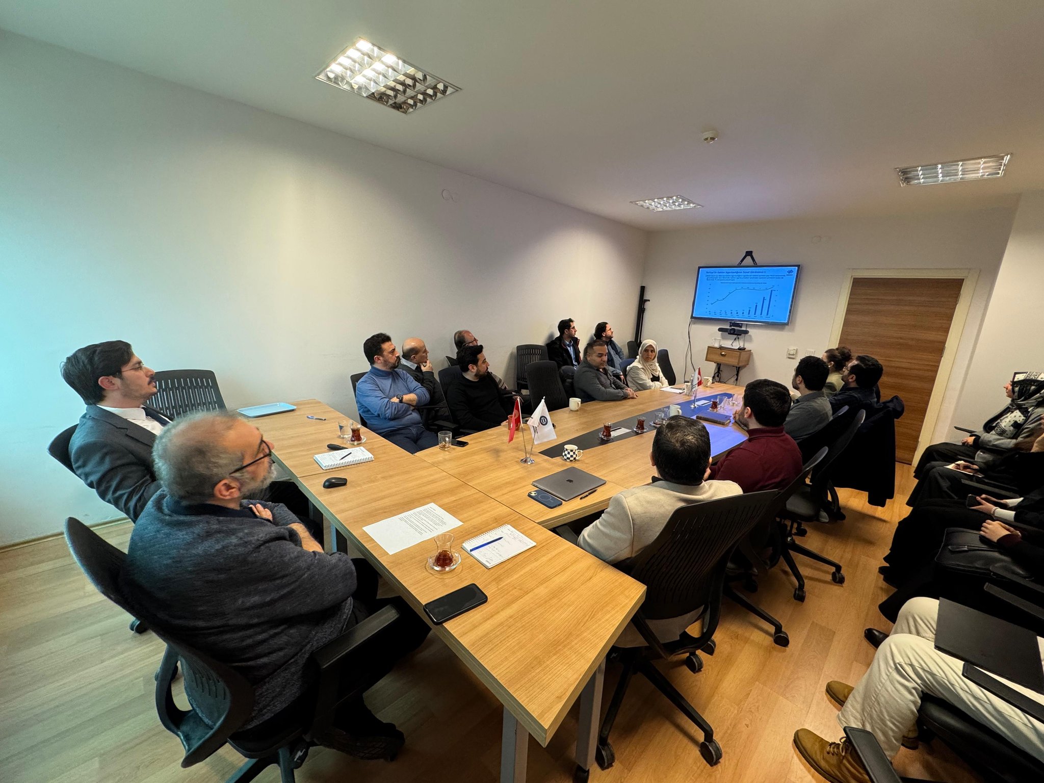 G-tVCmWWYAEc4FR.jpeg (413 KB)