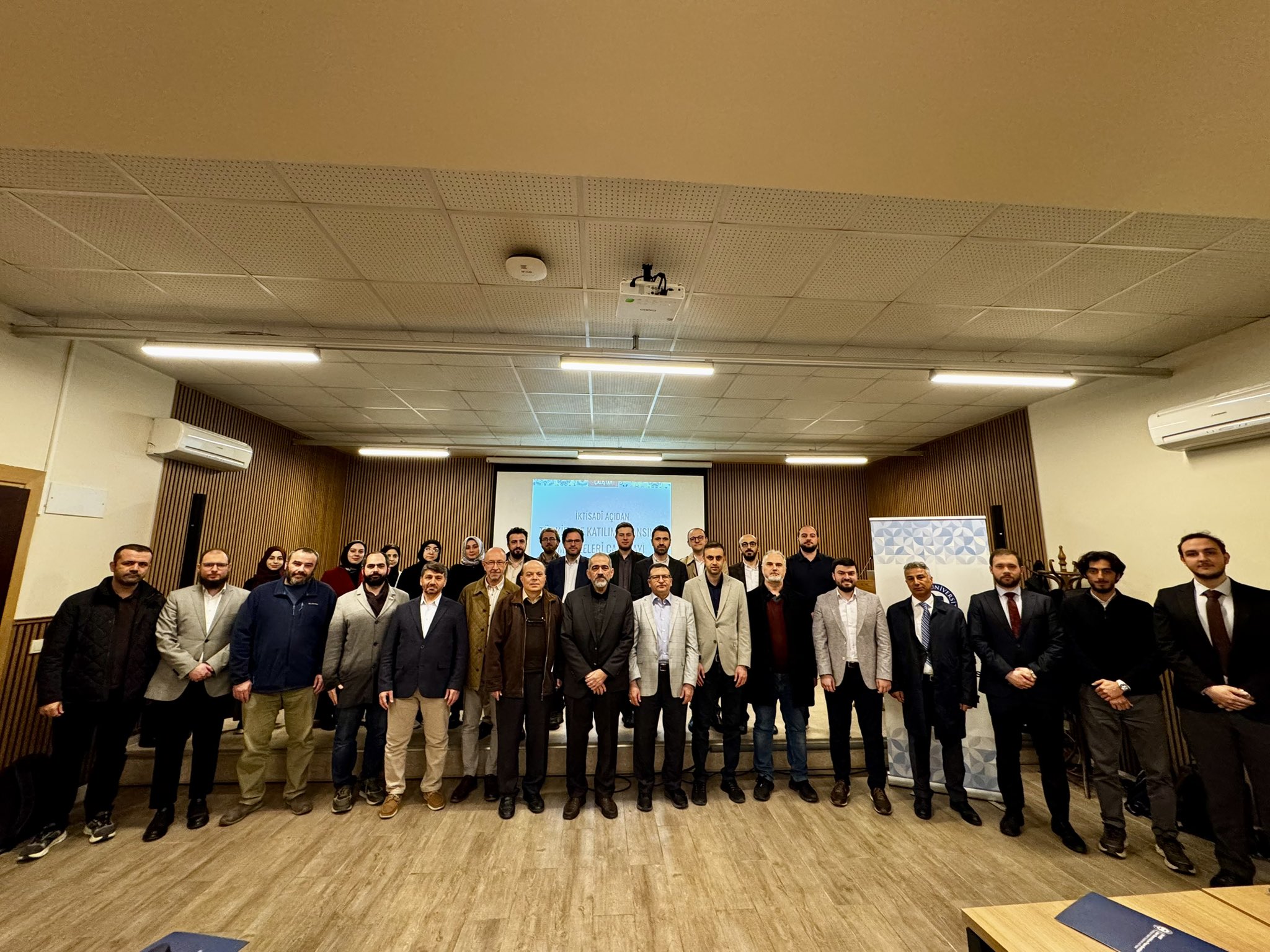 HGSjEM6WgAEfa0r.jpeg (498 KB)