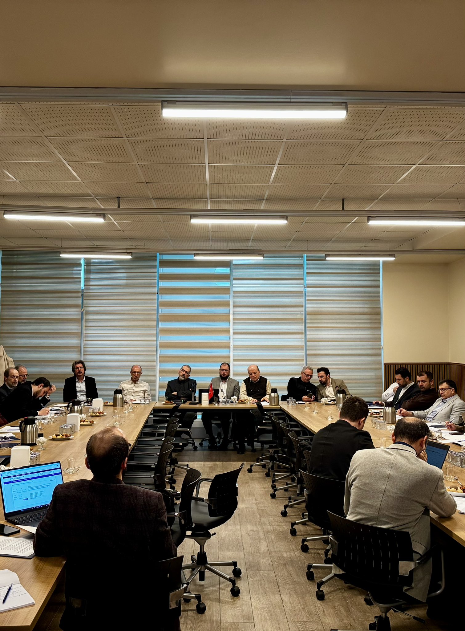 HGSjENKXYAA1HrL.jpeg (525 KB)